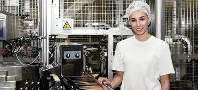 Junge Mitarbeiterin in der Produktion Junge Mitarbeiterin in der Produktion